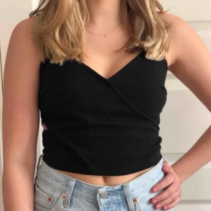  - Svart omlott linne med hål detaljer på sidan. Köpare står för frakt!😁