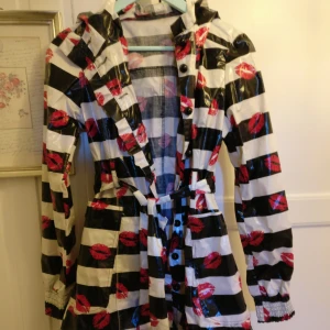  - Super härlig regnjacka från mbyM, vattentät och figursydd. Är i storlek medium men passar även small då skärpet är justerbart!  Kan mötas upp i Gävle, annars betalar köparen frakten❤️