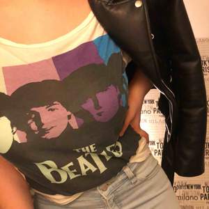 Säljer min älskade The Beatles tröja, säljer på grund av att jag har för många T-shirtar💕