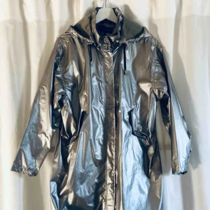  - Silvrig parka från KappAhl. Oversize. Använd en gång. Storlek S. Bättre bilder finns. 