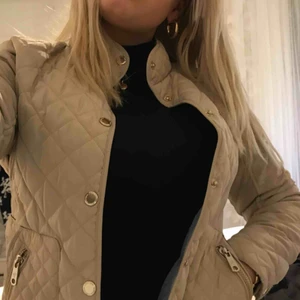  - Superduper fin ”rutad” vårjacka från Zara!! Andvände den förra våren men den är fortfande i bra skick. Lagom tunn och passar bra när det är några plusgrader ute. Skriv priv för mer info:)
