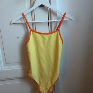  - Gul baddräkt nästintill ny