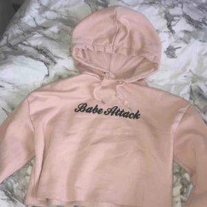  - Kort hoodie med orden ”babe attack” storlek : XS. Är super mysig i materialet och har en stor luva som passar till former på tröjan. Fint skick!💕