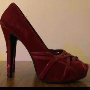  - Röda klackar från Paprika. Köpta second hand, använda en gång av mig. Ganska slitna. Står ingen storlek men passar mig som har 38!
