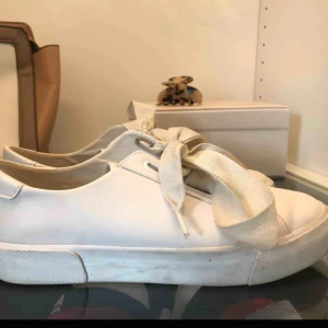  - Vita låga sneakers från pull&bear! Storlek 40/41, köparen står för frakt