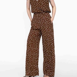  - Härliga prickiga byxor från Zara (2404)! Höga i midjan och breda vid benen, fint skick 