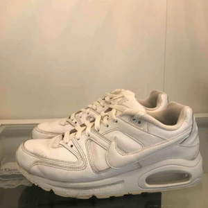  - Säljer mina airmax! Köparen står för frakt. Ordinariepris 1000:- men säljer billigare pga slitningar. Storleken är 41 men skulle vilja säga att de funkar om man har storlek 40 också. 