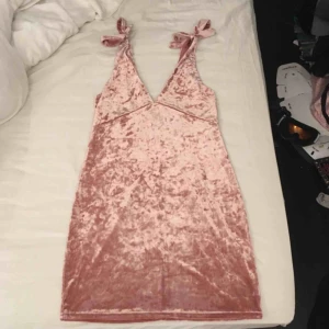  - Klänning jag köpt på internet och som bara inte passade, står 36 på lappen men ngn med 38-40 skulle nog göra denna mer rättvisa, som en bodycon, annars ngn i 34 så den klockar sig