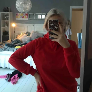  - Röd hoodie passar xs-m  Bra skick från Gina Tricot 