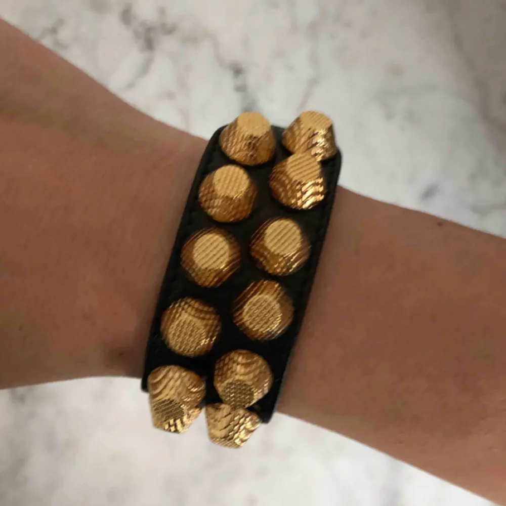 Armband Balenciaga. Nypris 2000kr  Justerbar storlek . Accessoarer.