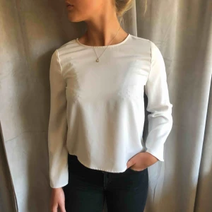  - En vit blus från bikbok, använd ca 2 gå gånger. Köparen står för frakten!