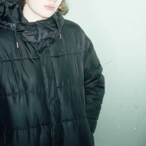  - Jacka från monki i medium. Luva går att ta av/på. Ett litet hål i fickan dvs man ser det inte men kan känna det 