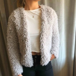  - Grå fluffjacka/kofta från GinaTricot. Köparen står för frakten!