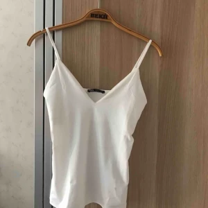  - Sviinsnyggt och somrigt linne från Zara. Sitter jättebra på, framhäver brösten assnyggt. Tyvärr fel storlek och slängde kvittot. Ett liiitet obetydligt hål i en av sömmarna, dock nästan osynligt.