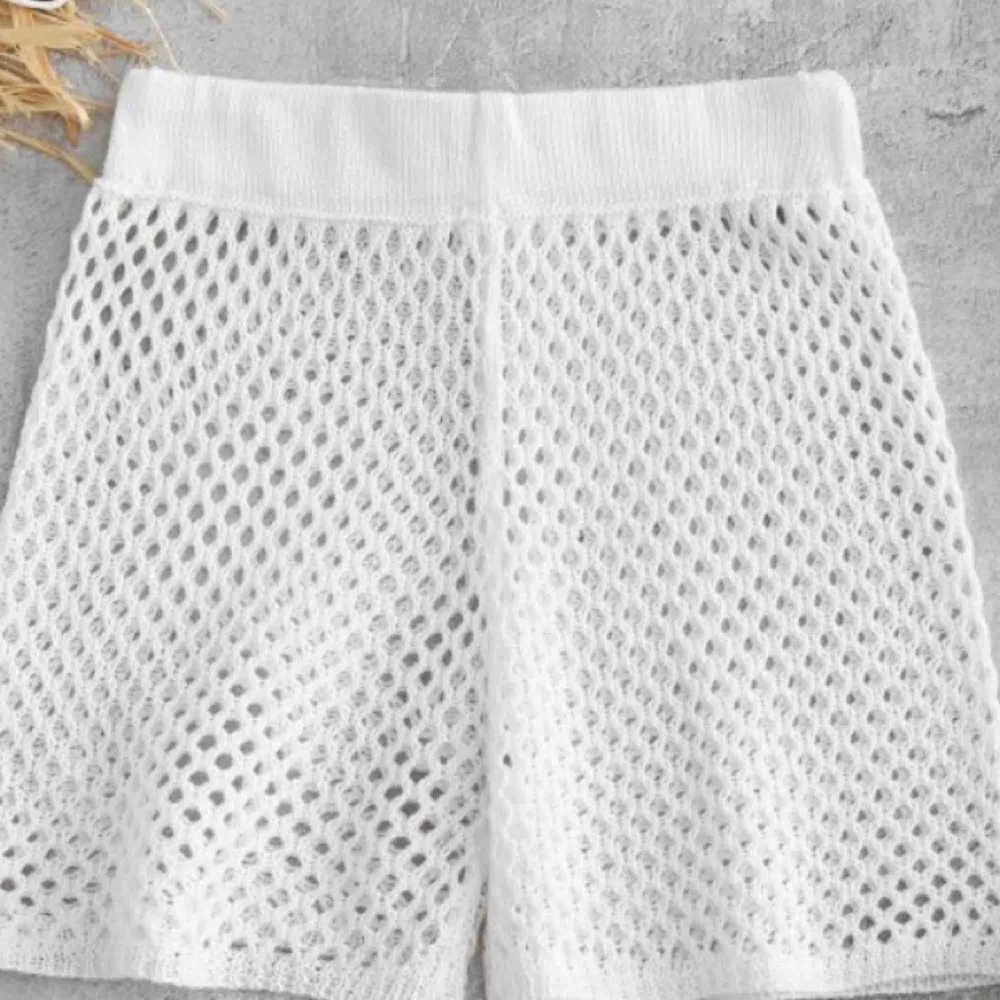 Ett par snygga nät-shorts perfekta till stranden! 💛 är egentligen en S men sitter som XS/XXS + 29kr frakt. Shorts.