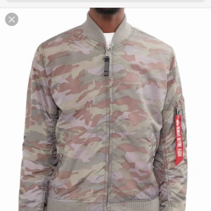  - Säljer min Alpha jacka, nyskick! Nypris ca 1700kr Mitt pris: 399!!!!kr Liten i storleken, så L är ungefär som M 