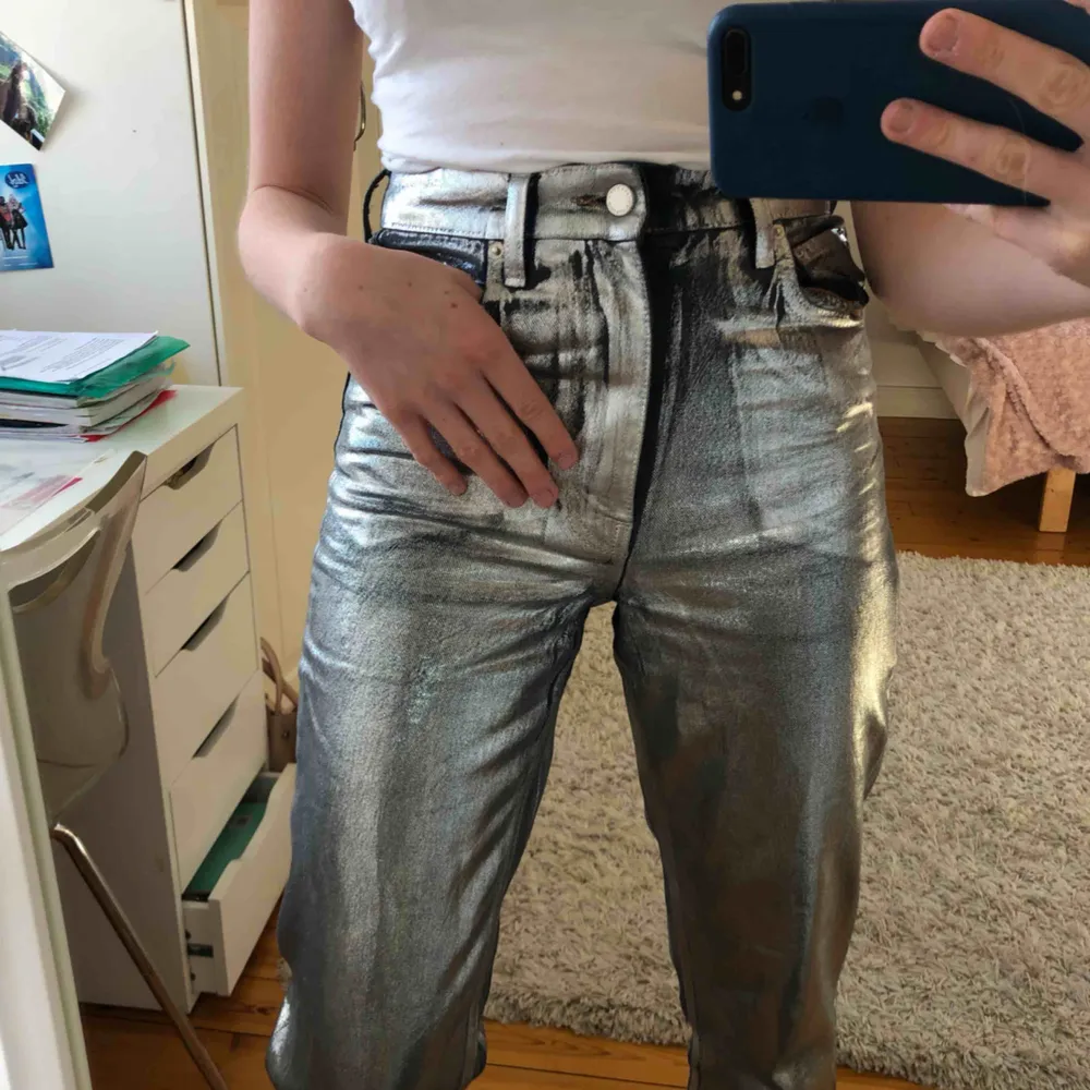 Så himla coola silvriga jeans från Gina tricot:s kollektion med Icona pop. Köpt för 800 kr och använda en gång. Går inte att köpa i butik längre. . Jeans & Byxor.