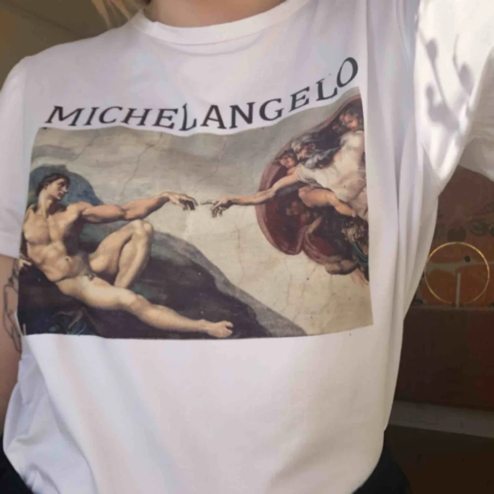 Cool T-shirt med Michelangelos art som tryck!!!  Superskönt och mjukt material!!!  Köparen står för frakten 39kr!!!🥰🥰. T-shirts.