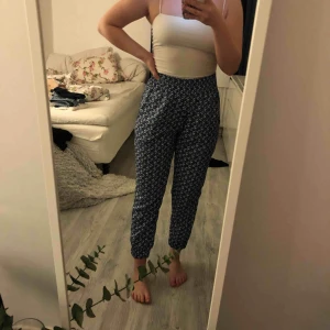  - Blå tygbyxor, bra skick, knappt använda