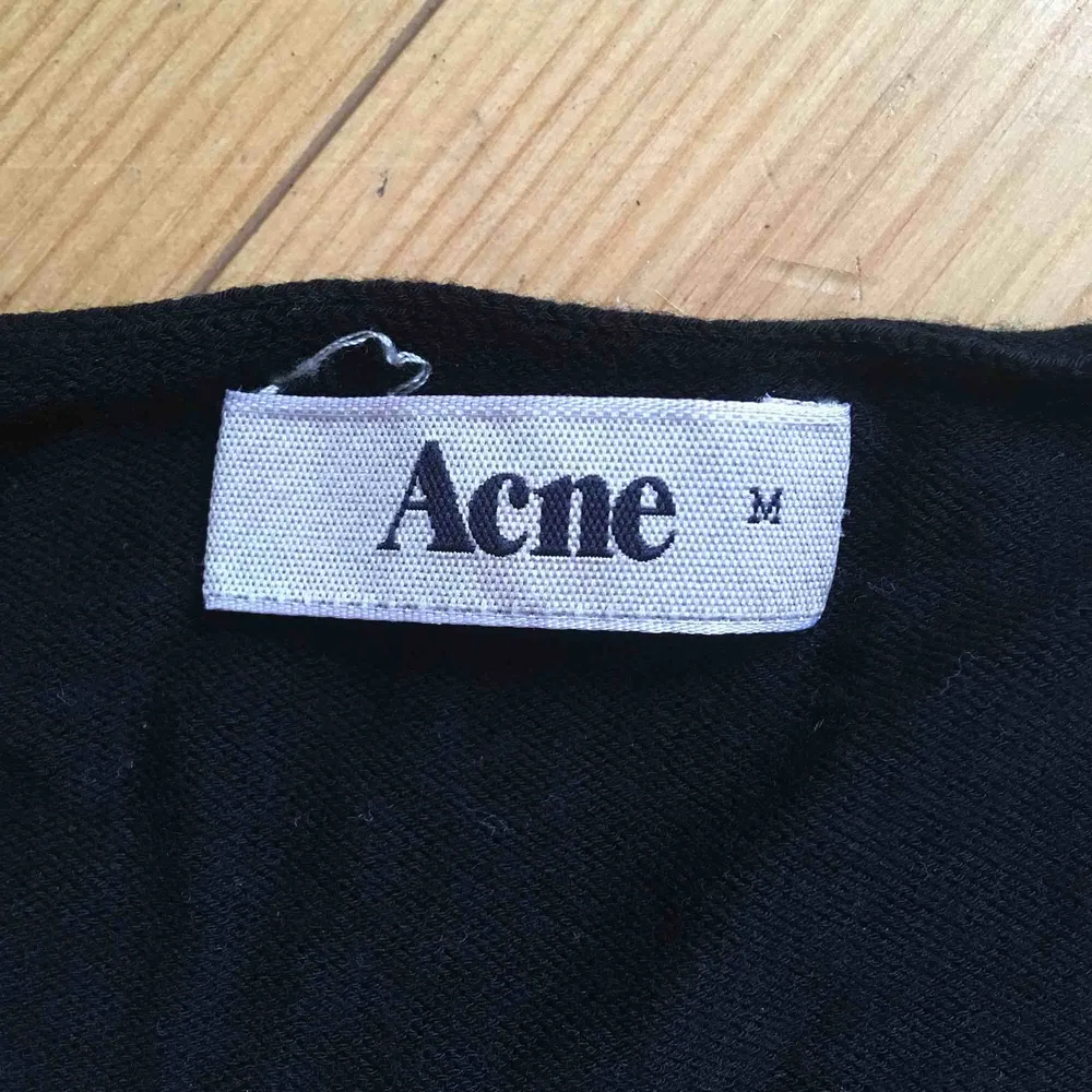 Svart jätteskön basic Acne-tröja i tunt material.. Tröjor & Koftor.