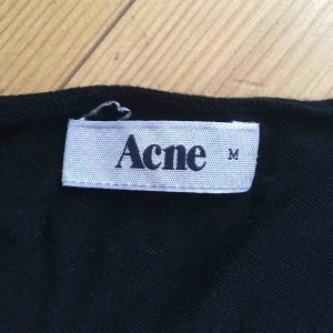  - Svart jätteskön basic Acne-tröja i tunt material.