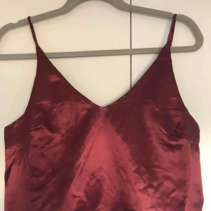  - Rött siden linne. Aldrig använt då den är för liten. 