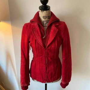 Snygg röd jacka från Noa Noa för 50kr - Snygg fodrad röd jacka från Noa Noa. Jättefina detaljer.