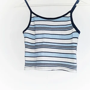  - Superfint randigt linne från Bikbok. Frakt tillkommer på 18 kr 💓  "köper" går före frågor 🙆‍♀️