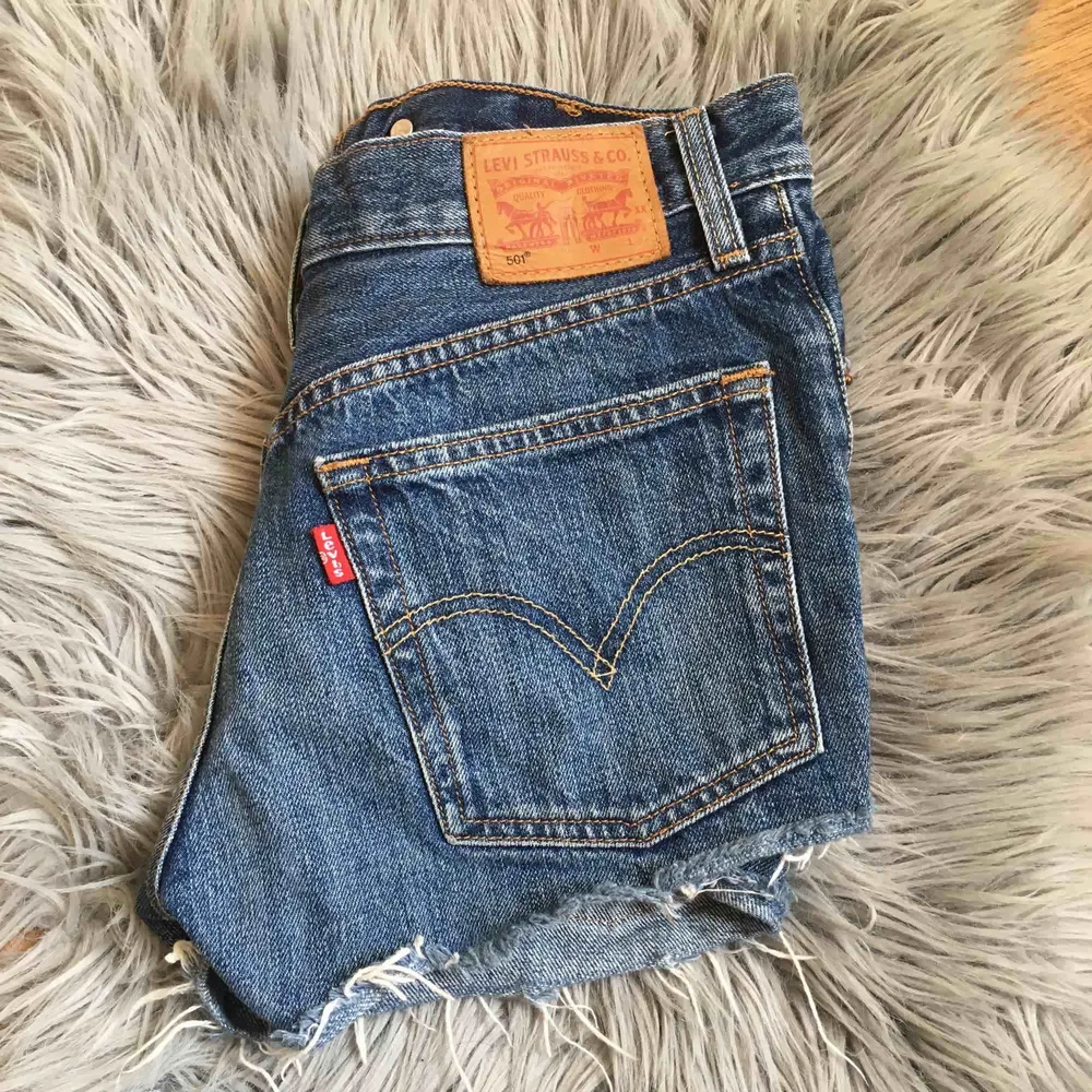 Säljer mina Levis shorts för ett bra pris. Säljer pga då dem är lite för små för mig(frakt tillkommer). Shorts.