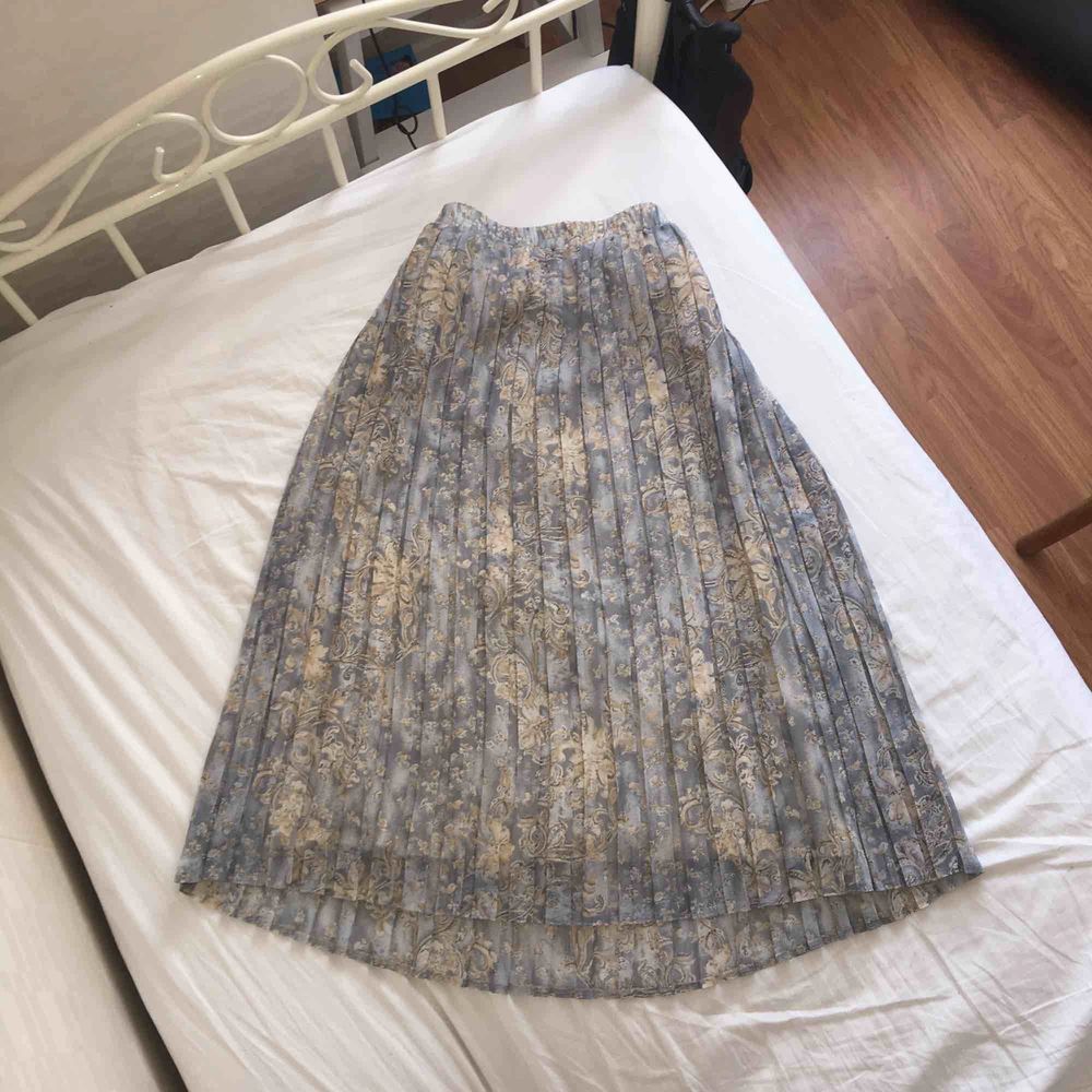 Vacker vintage kjol köpt i Paris. Hödmidjad går nedanför knäna. Köparen står för frakt☁️📖. Kjolar.