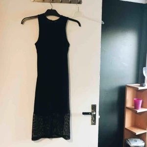  - Fin klänning med nät längst ner, och en bit på ryggen! 🦋 Köptes i USA. I mycket bra skick, har bara använt den en gång. Möts upp i Växjö eller fraktar!