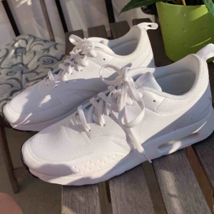  - Säljer mina superfina Nike air skor, enbart använda en gång. Säljes pga att dom är lite för små för mig, fick dom i present inhandlades i London. Inga skador osv i nyskick.