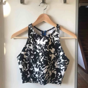  - Asball topp från Hollister i ett våtdräktsliknande material (matchande kjol finns). Köpare står för frakt, kan även mötas upp i lund/malmö/hörby!