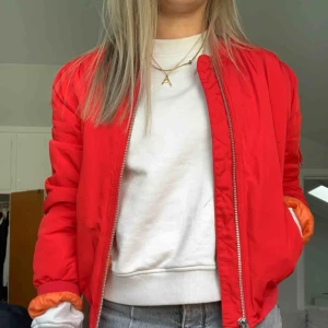  - Röd bombarjacka från bikbok. Säljer pga använder aldrig.