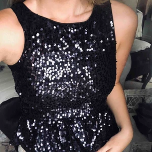  - En snygg glittrig paljettopp. Använd 1 gång. 