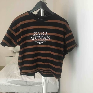  - Få gånger använd, löst sittande T-shirt från Zara. 