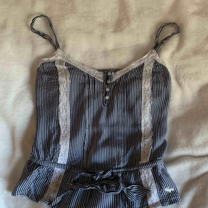  - Supersöt randig topp från Abercrombie & fitch med avtagbar knytning i midjan Möts i malmö elr fraktas för 35kr extra