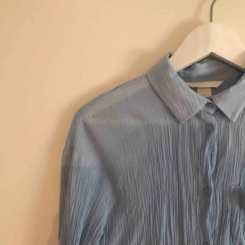 En stor oversize skjorta från h&m. Nyinköpt! Använd 2 gånger✨🌷. Skjortor.