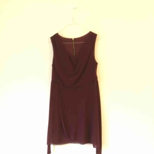  - Fin klänning, köpt i Italien. Dragkedja baktill och knyt i ryggen. Sparsamt använd. Och gör sig inte rättvis på bilderna!