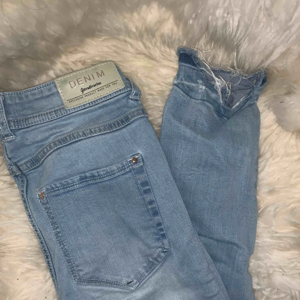 Jeans som är perfekta till sommaren och jättefin passform, dok för små för mig. 🧡. Jeans & Byxor.