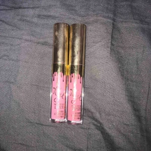  - Två stycken Kylie läppstift. Nypris: 290 Säljer två för 400 och en för 250. Aldrig någonsin använda