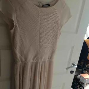  - Beige klänning från Gina tricot, aldrig använd! 