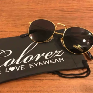  - Lite större ovala solglasögon från 80-90-talet, nya och kommer med en Colorez påse. 10:- plus frakt 9:- =19:- totalt