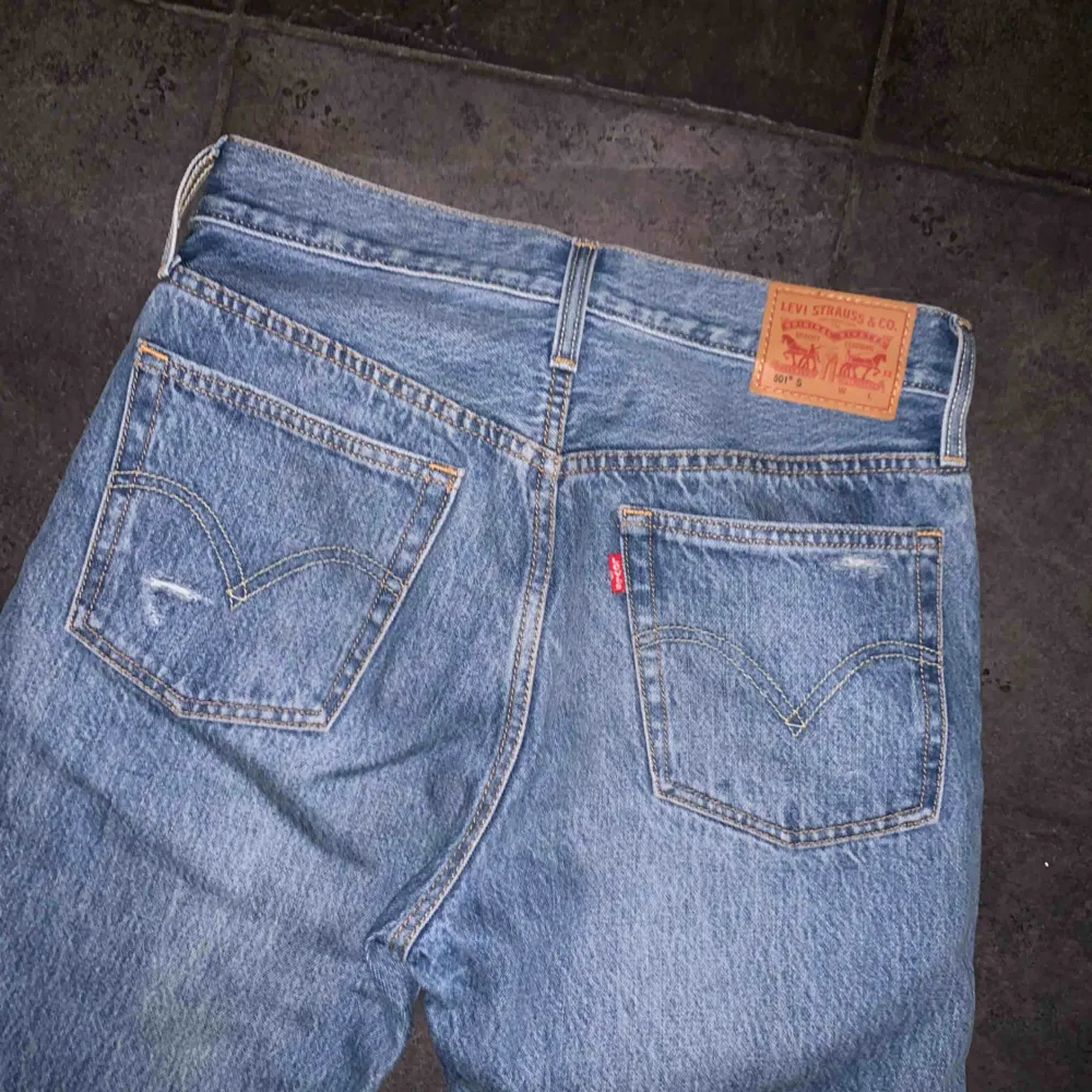 Levis Jeans, använda 1-2 gånger. Säljes pga. gått ner i vikt så de är alldeles för stora för mig. W27 L30. Jeans & Byxor.