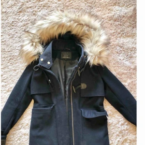  - Varm vårkappa med avtagbar pälsluva. Knappt använd endast hängt i garderoben.