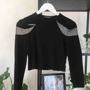  - Croppad tröja med detaljer kring axlar. Hittar inte storlek men den passar perfekt på mig som vanligtvis har S-M/38! Har du möjlighet att ses i Stockholm innerstad har du förtur 🌟