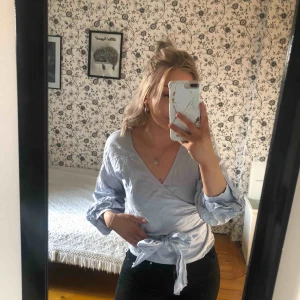  - En jättefin blus från hm använd 3 ggr max, (skulle behövas strykas haha) frakt betalar kunden 