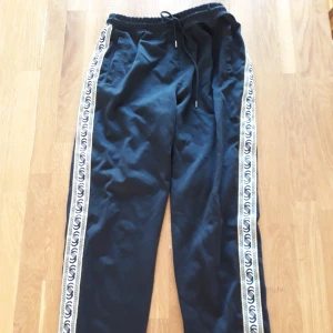  - Säljer dessa jättecoola mjukisbyxor från Carlings. De är väldigt snygga men tyvärr inte min stil. Har använt dem ett par gånger. Ny pris 299. Köparen betalar frakten men kan mötas upp i Kalmar området. Hör av dig om du är intresserad eller har några frågor!! :D