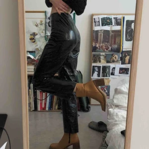  - Limited Audition lackbyxor från Weekday, storlek 34, jag brukar ha 32/XXS men de passar mig bra. Använda en gång. Nypris: 600 kr.  Köparen betalar frakten!