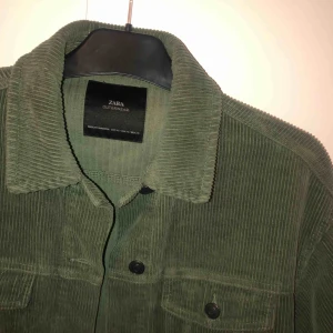  - Manchesterjacka från Zara säljes. Endast använd två gånger, säljes på grund av inköp av ny jacka. Strl: XS Nypris 399kr. 